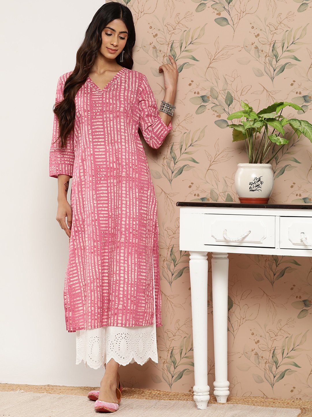 Women Pink Abstract Printed Straight Kurta.