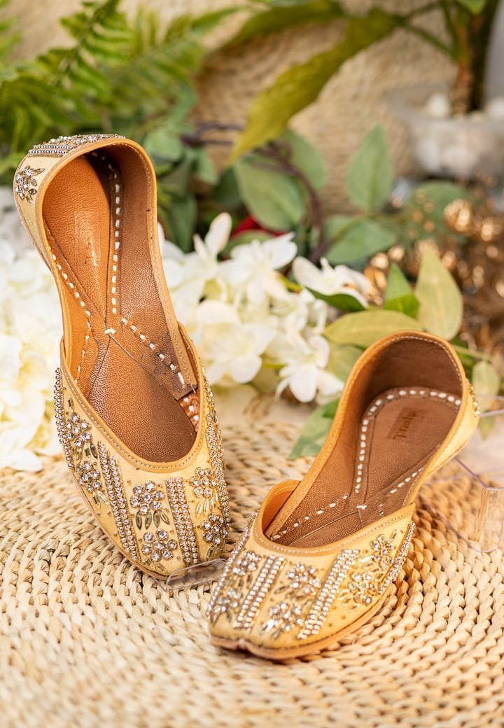 Women Golden Embellished Mojaris