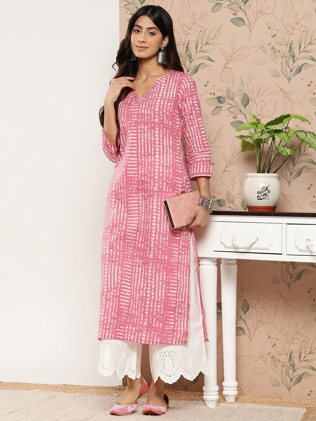 women Pink Abstract Printed Straight Kurta.