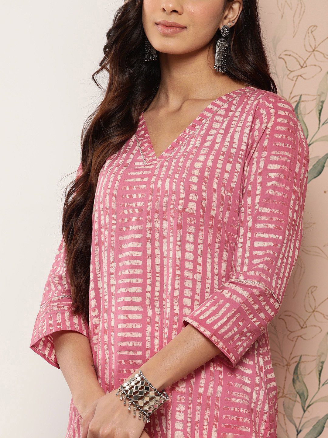 women Pink Abstract Printed Straight Kurta.