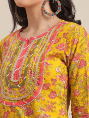 Yellow And Peach Straight Floral Printed Kurta With Round Neck And Having Gota Work On Yoke - 3XL