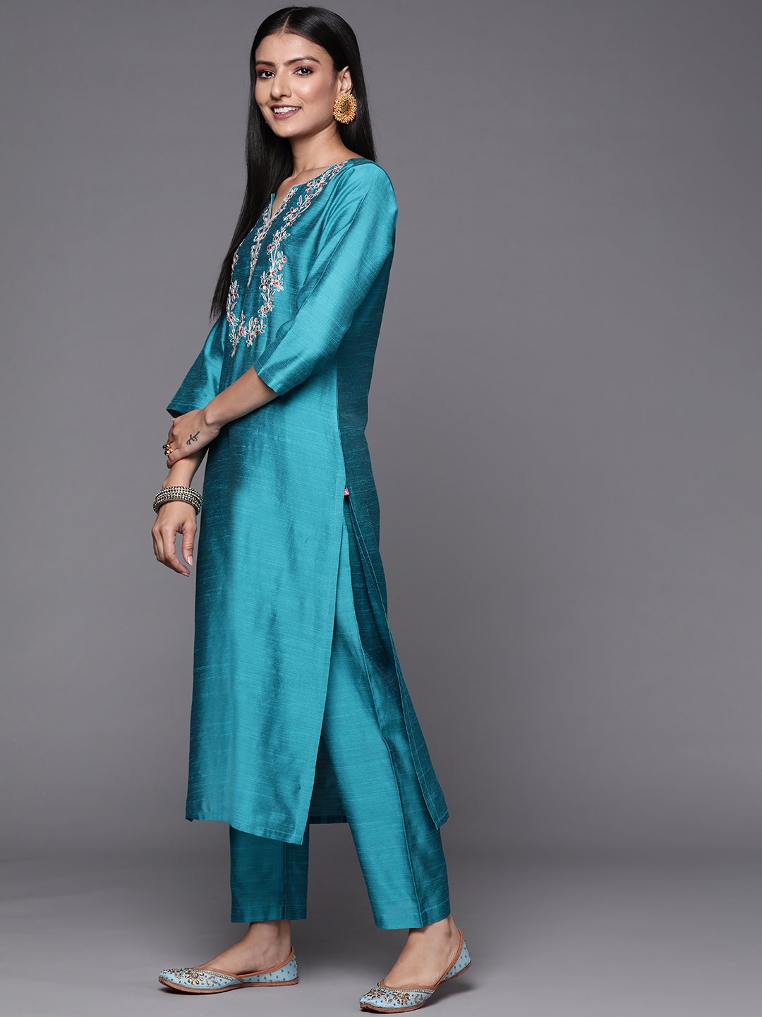 Thread Embroidered Straight Kurta Paired With Printed Dupatta And Straight Pant