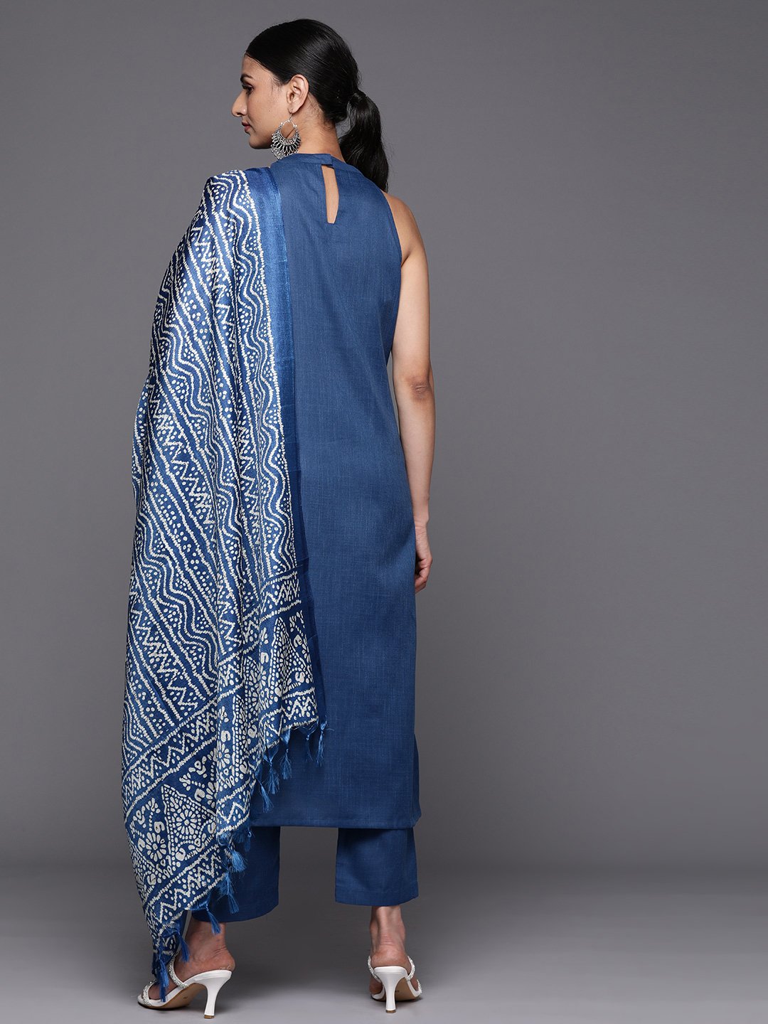 Women Blue Solid Kurta Set Paired With Printed Dupatta