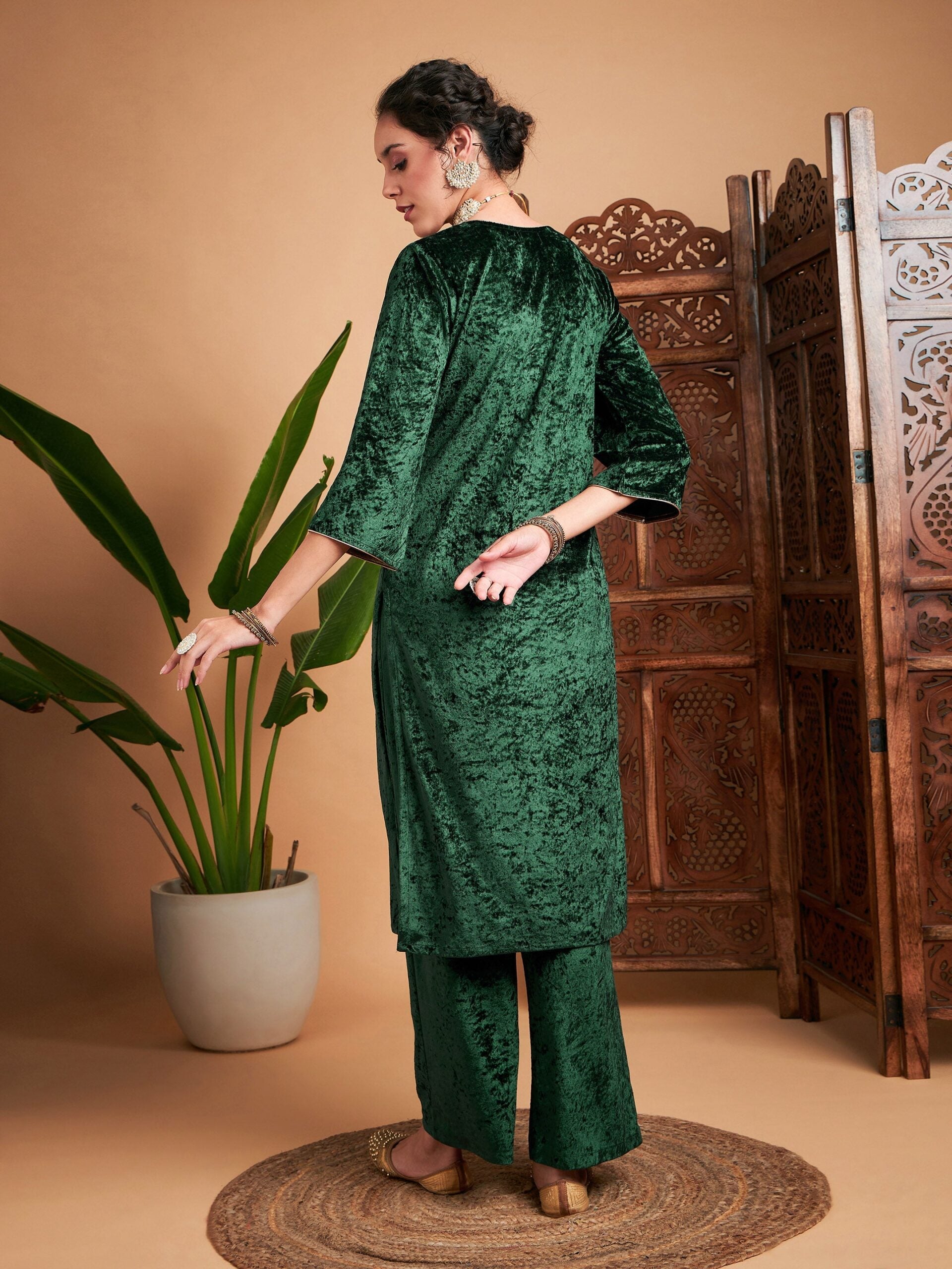 Women Emerald Velvet Embroidered Straight Kurta