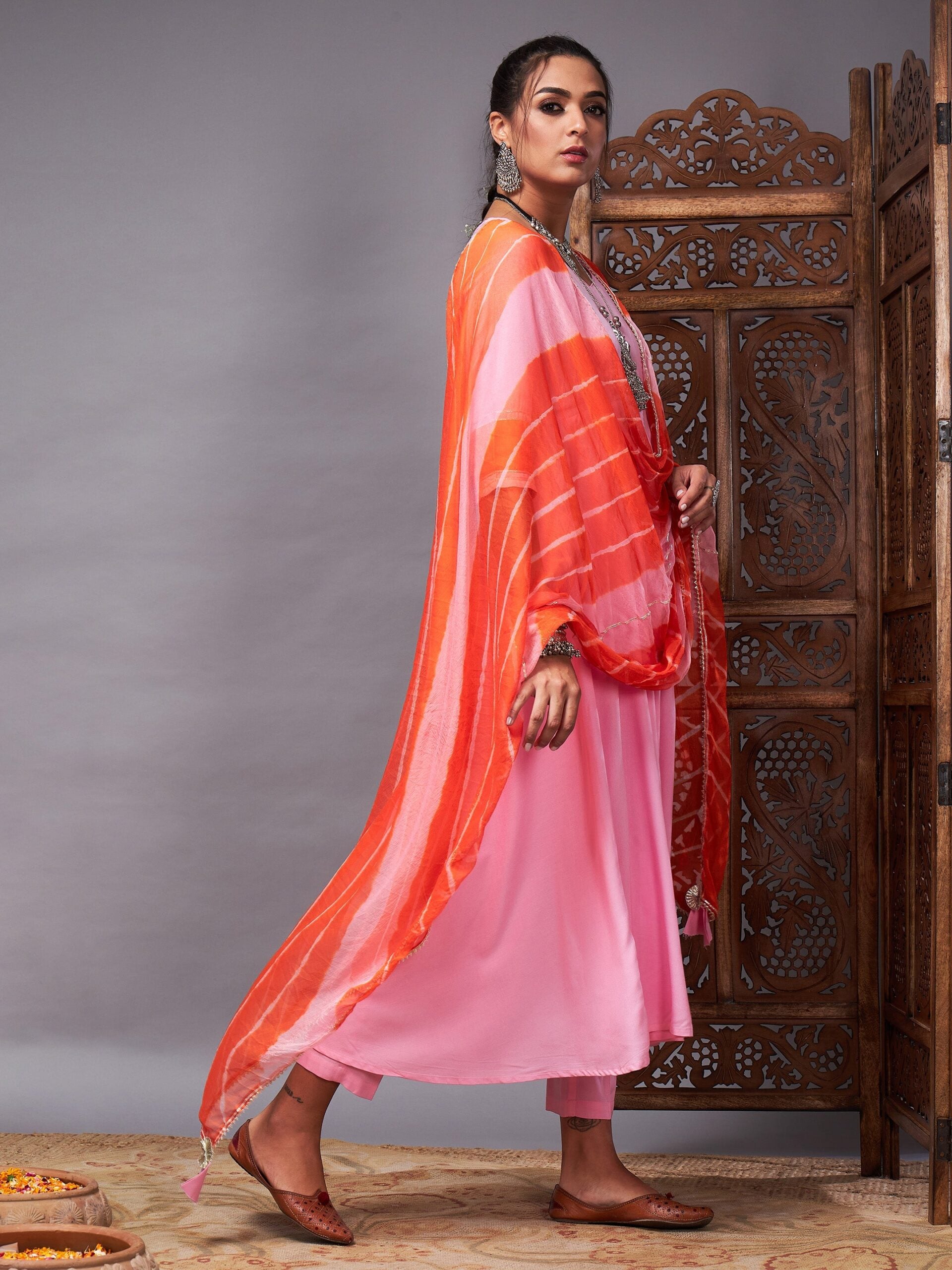 Women Pink Kurta Set With Orange Lehariya Dupatta