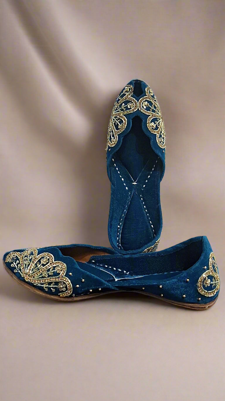 Women blue and golden embllished Jutti