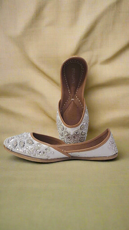 Women Embellished White Jutti