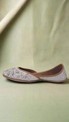 Women Embellished White Jutti