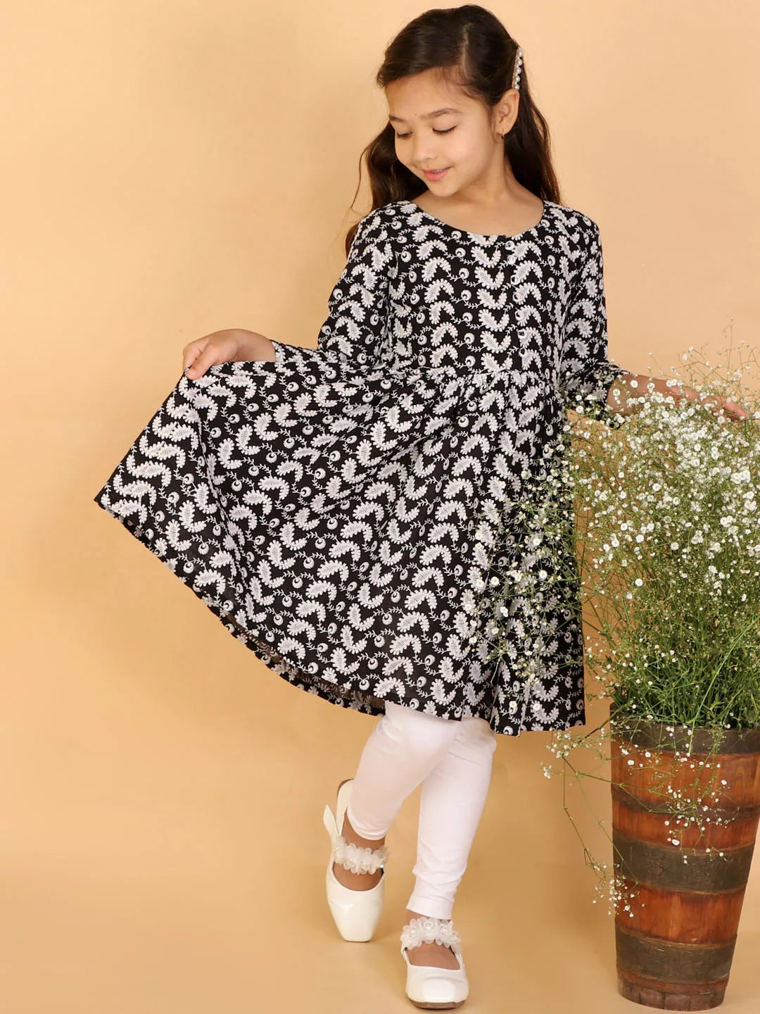 Girls Chikankari Cotton Kurta And Leggings Set