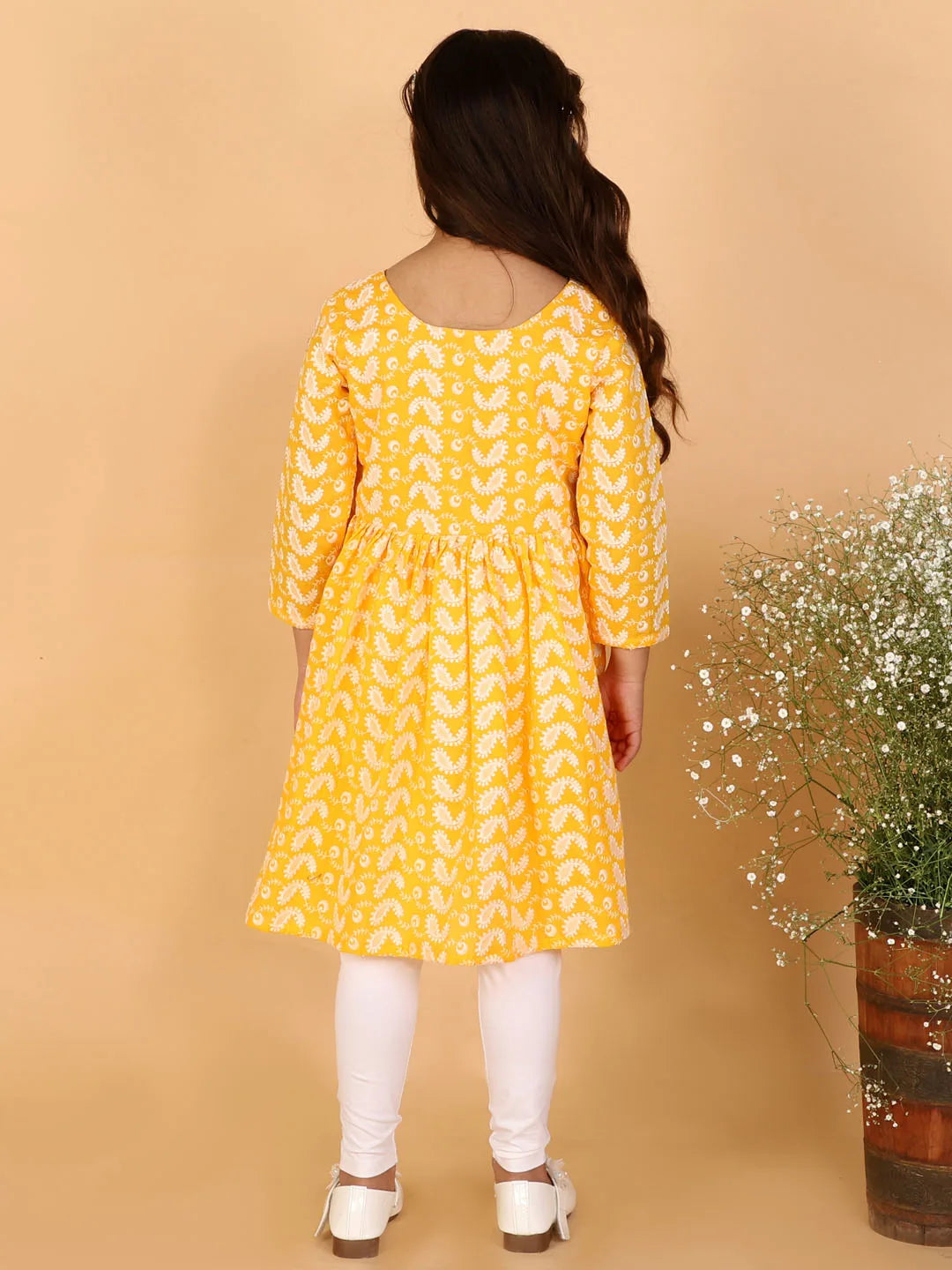 Girls Chikankari Cotton Kurta And Leggings Set