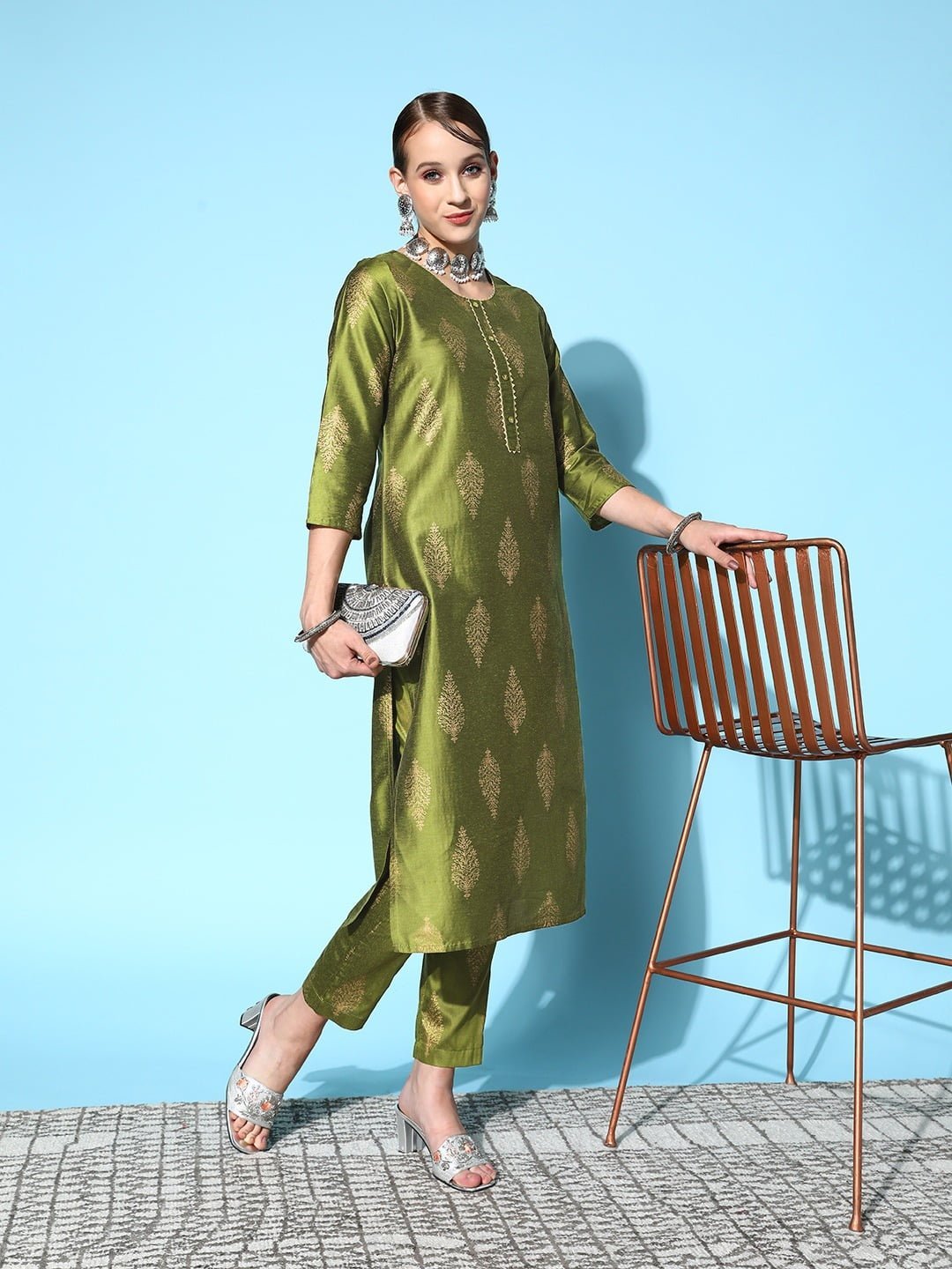 Women Green Floral Printed Gotta Patti Kurta with Trousers