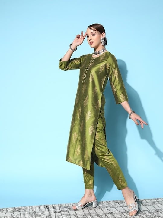 Women Green Floral Printed Gotta Patti Kurta with Trousers