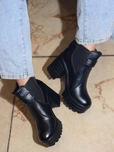 Women Black Solid Heeled Boots