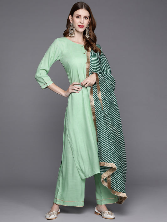 women green kurta set with lace and button detailings