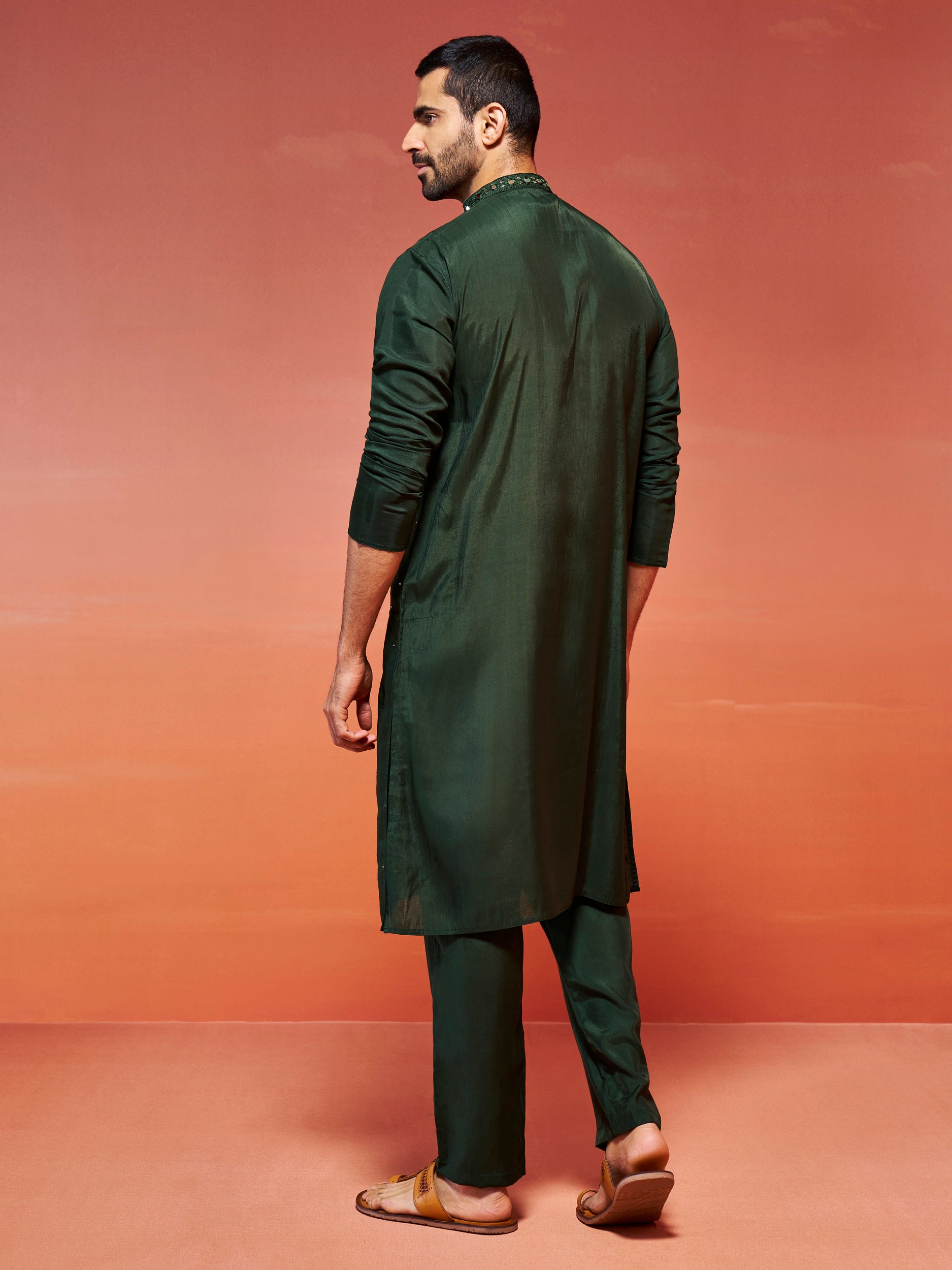 Men's Bottle Green Silk Blend Kurta And Pyjama Set.