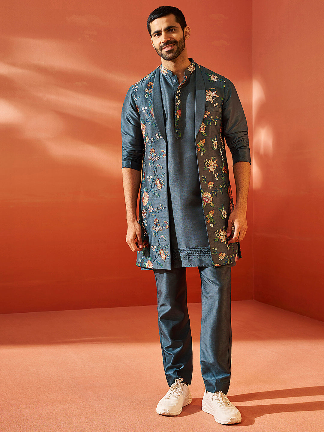 Men's Gray Silk Blend Jacket,Kurta And Pyjama Set.