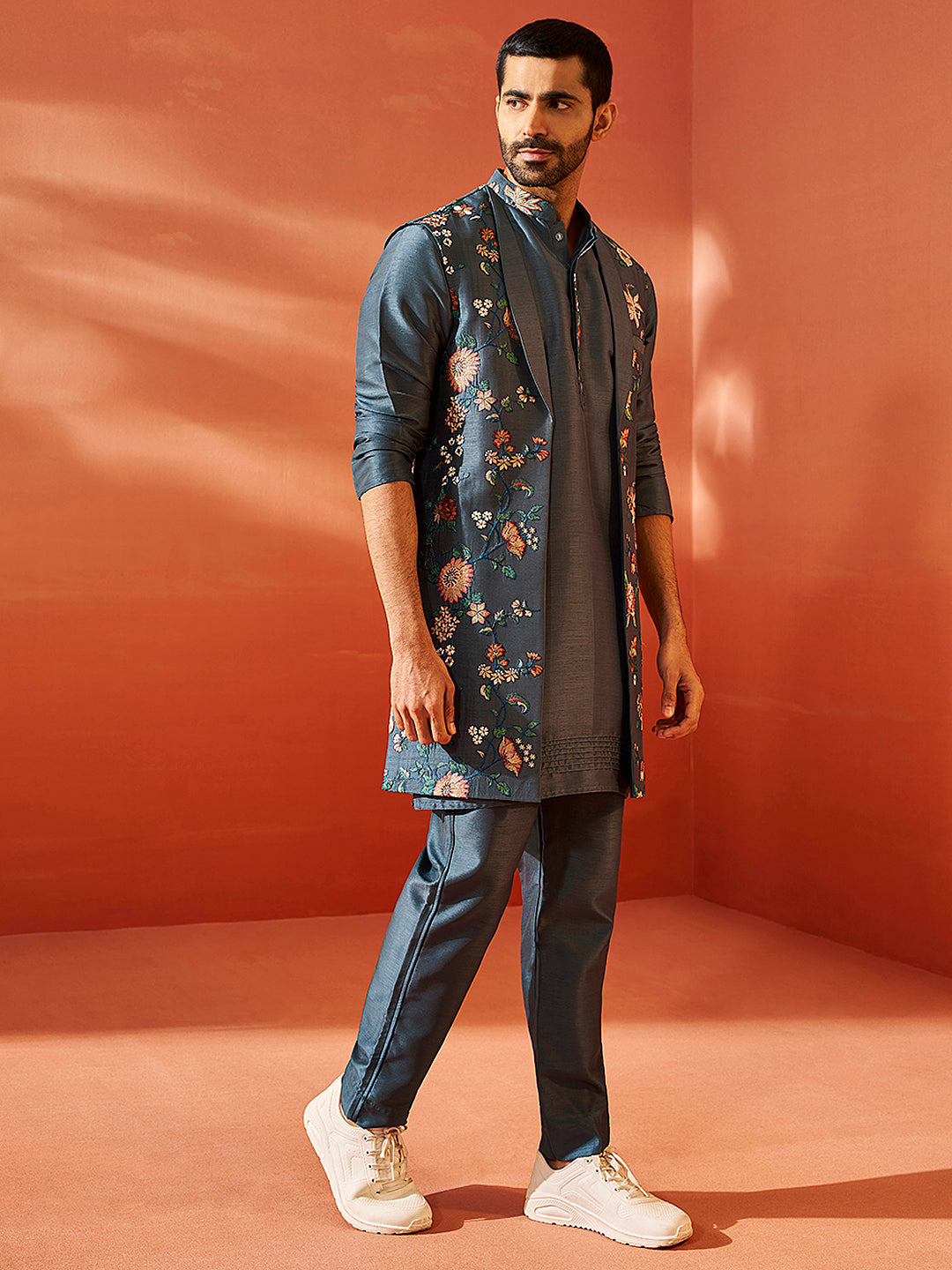 Men's Gray Silk Blend Jacket,Kurta And Pyjama Set.