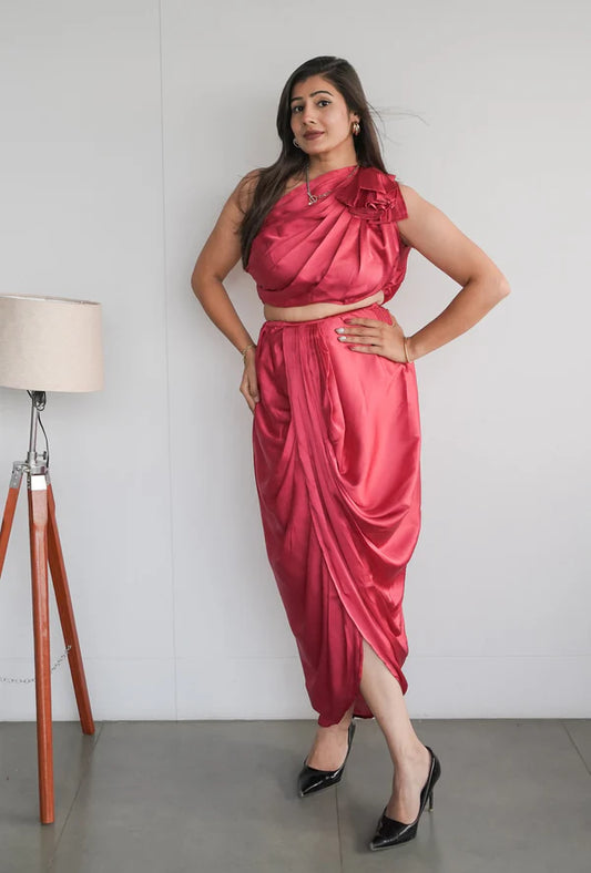 طقم ملابس الحفلات المنسق من Mush-One Shoulder Pink Top مع تنورة Dhoti Pink ذات طيات