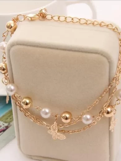 Delicate bracelet with tiny butterflies and pearl charms to go with every outfit