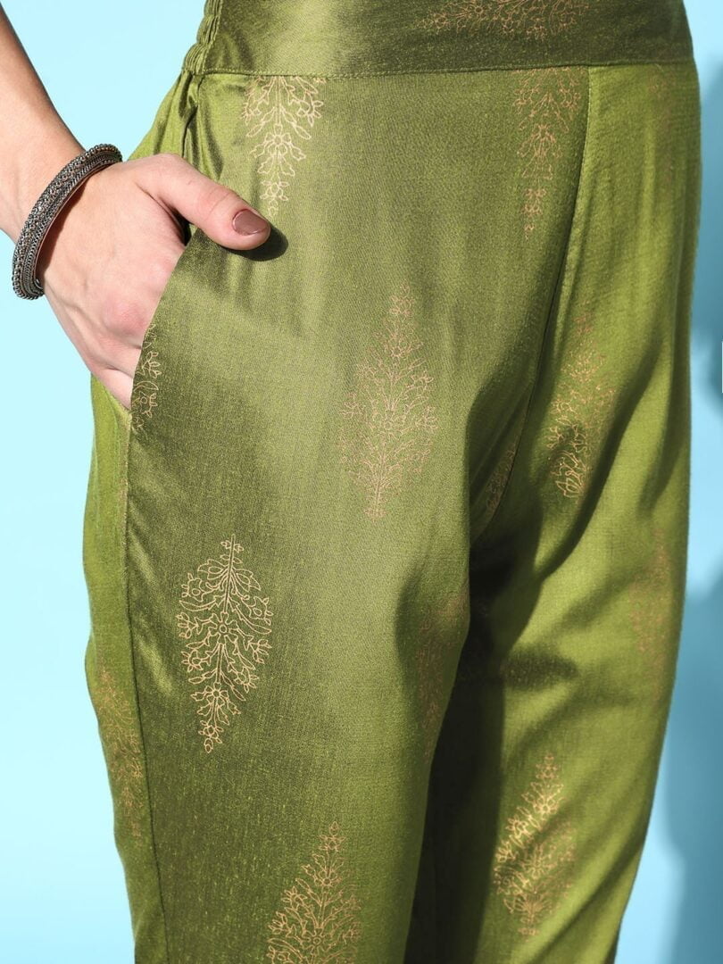 Women Green Floral Printed Gotta Patti Kurta with Trousers