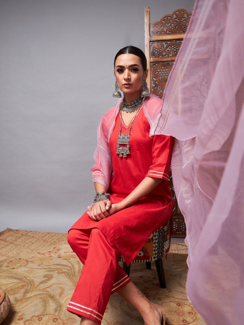 Women Red Kurta Set With Lilac Organza Dupatta