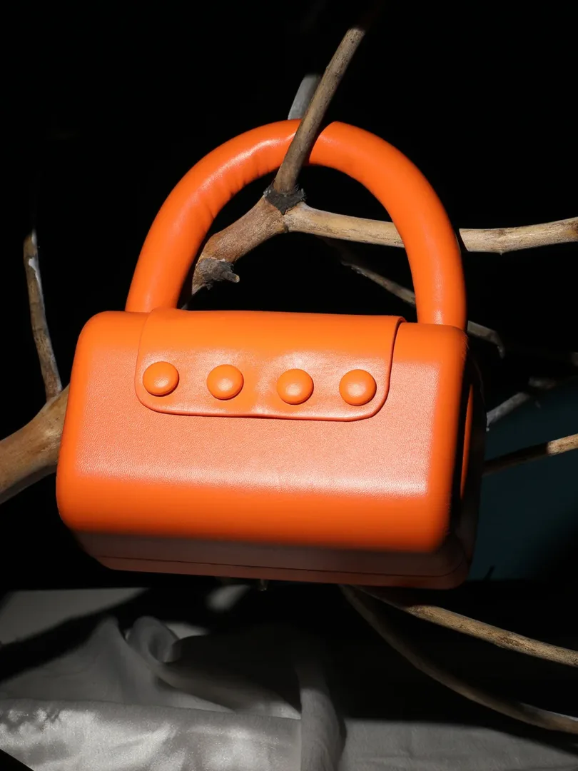 Solid Magnet Lock Hand Bag with Handle detail