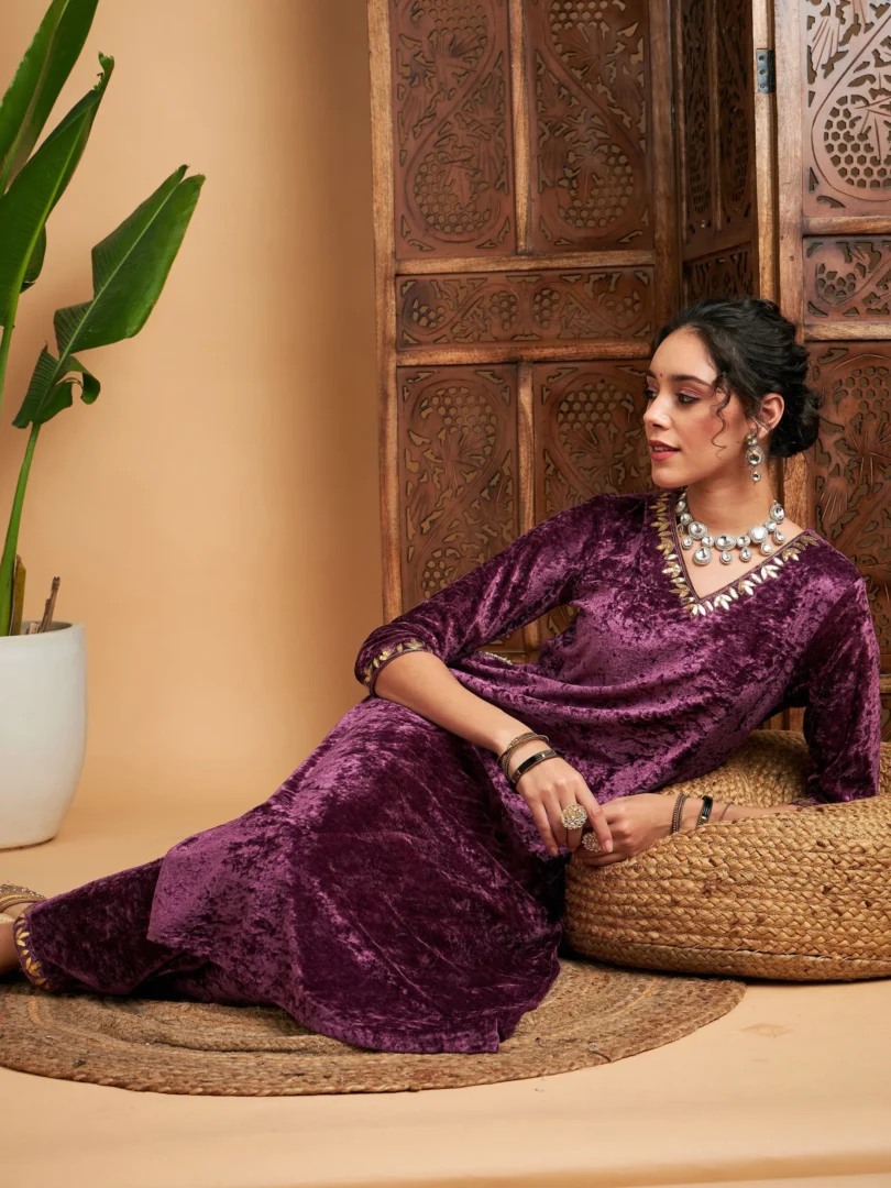 Women Mauve Velvet Gota Patti Embroidered Straight Kurta