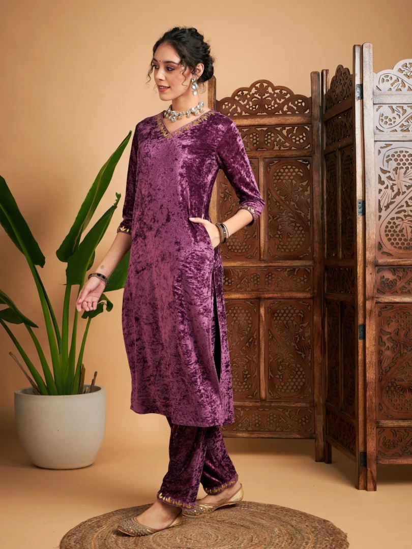 Women Mauve Velvet Gota Patti Embroidered Straight Kurta