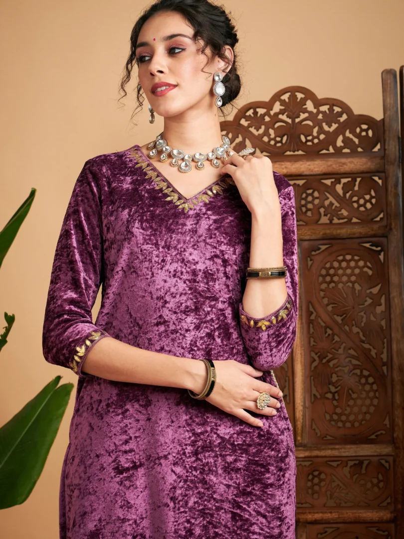 Women Mauve Velvet Gota Patti Embroidered Straight Kurta