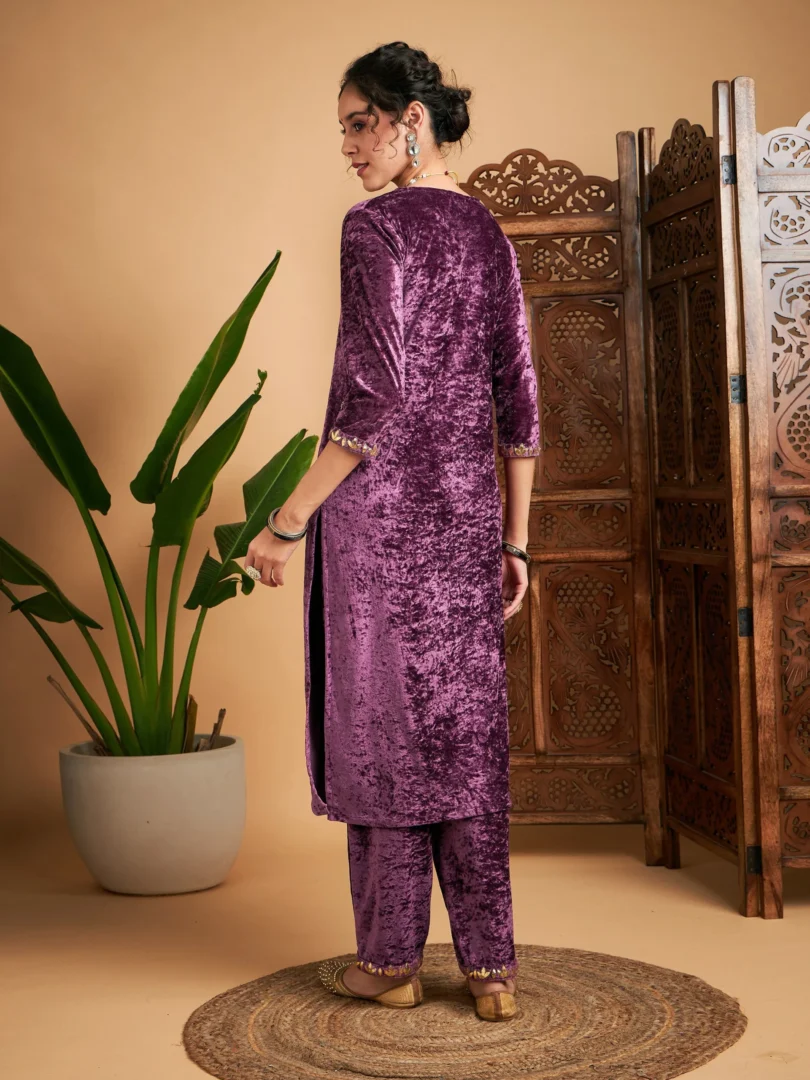 Women Mauve Velvet Gota Patti Embroidered Straight Kurta