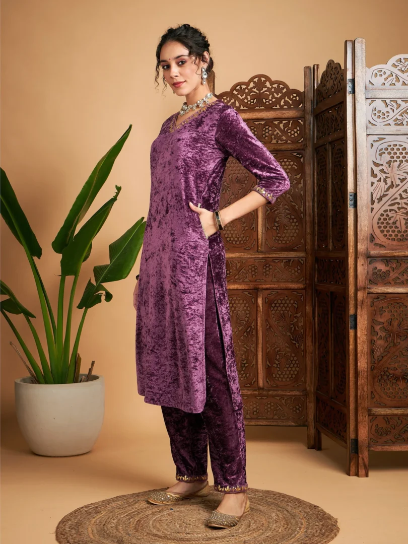 Women Mauve Velvet Gota Patti Embroidered Straight Kurta