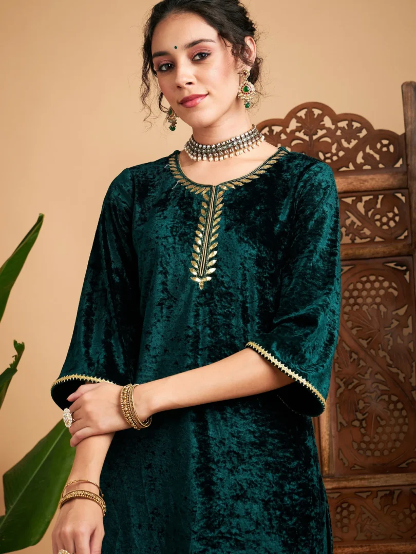 Women Emerald Green Velvet Contrast Piping Straight Kurta