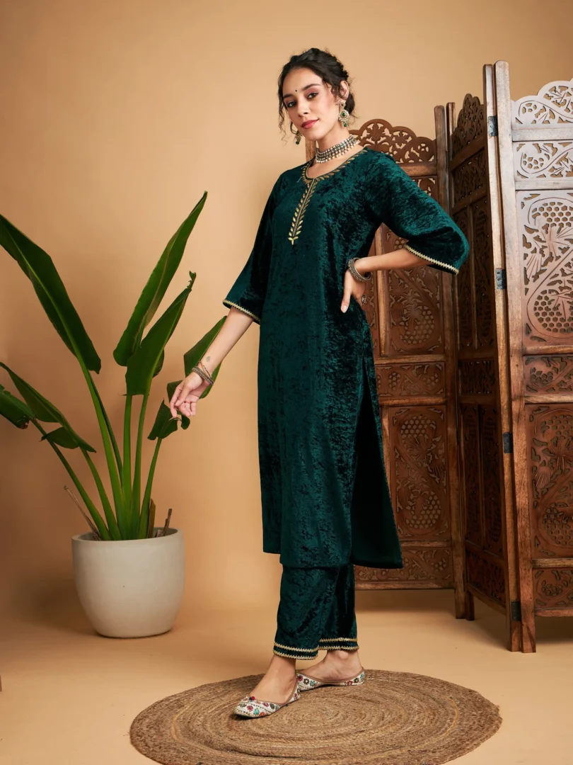 Women Emerald Green Velvet Contrast Piping Straight Kurta