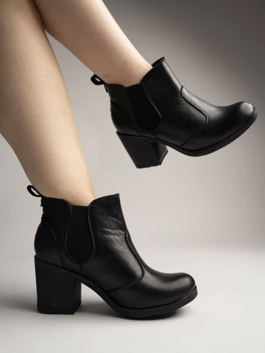 Womens & Girls Pull On Black Solid Heeled Boots
